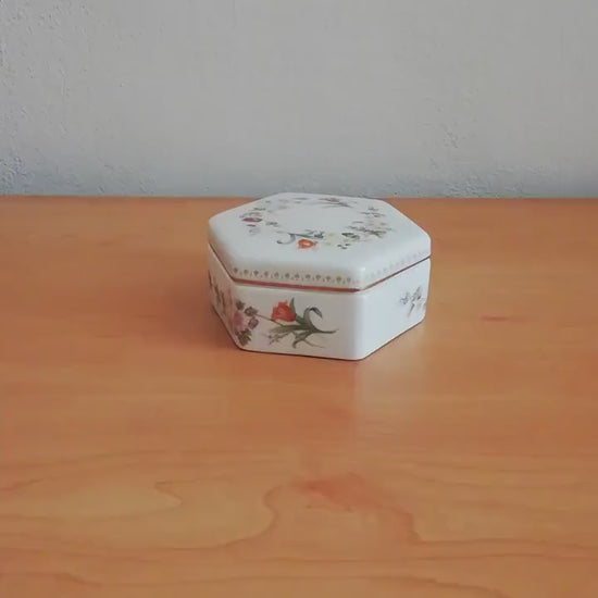 Exquisite Wedgwood Porcelain Box – Bone China, floral pattern in underglaze painting