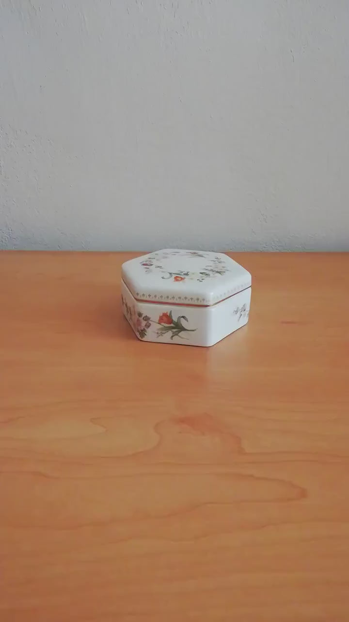 Exquisite Wedgwood Porcelain Box – Bone China, floral pattern in underglaze painting