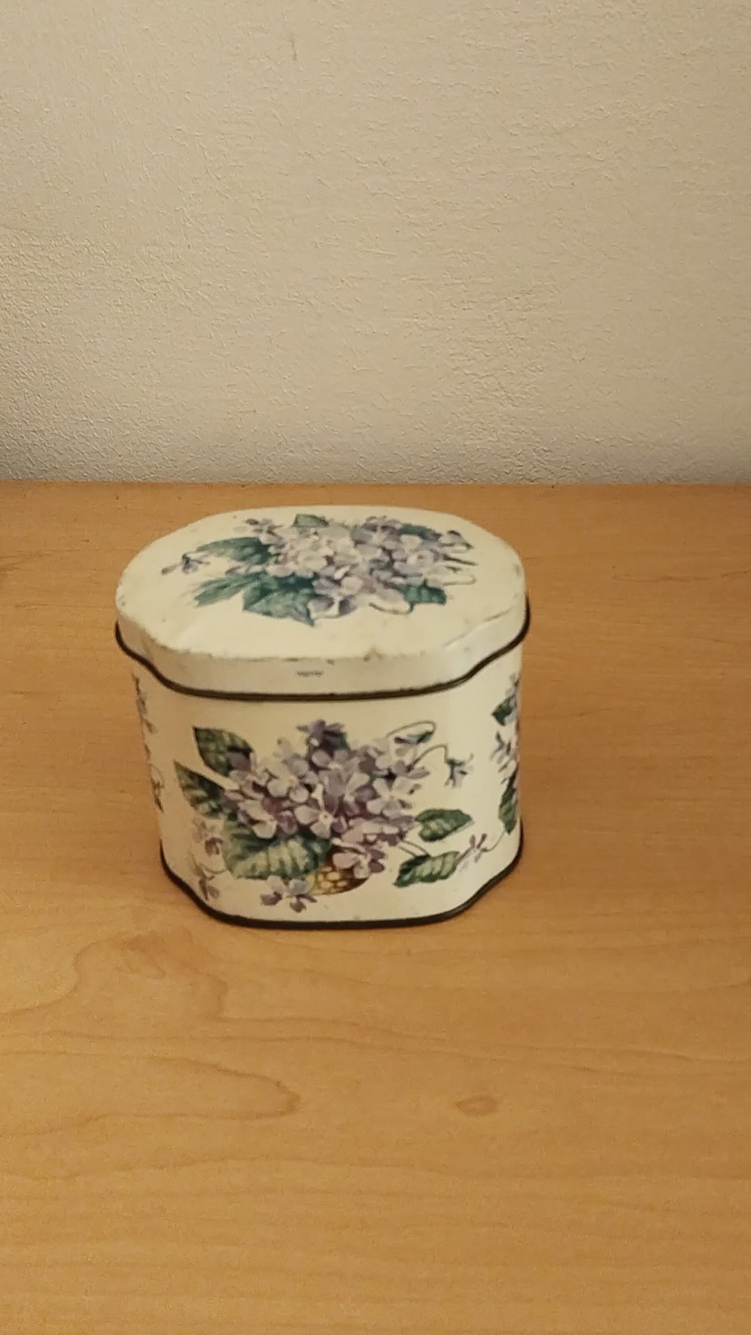 Vintage Huntley & Palmers Keksdose mit Veilchen-Motiv, Video.