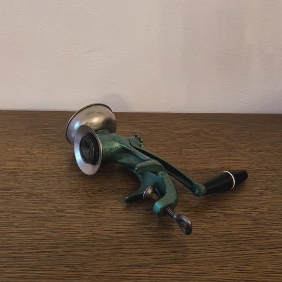 Grüne Vintage Mohnmühle aus Gusseisen mit Handkurbel und Tischklemme, Gesamtansicht, Video.