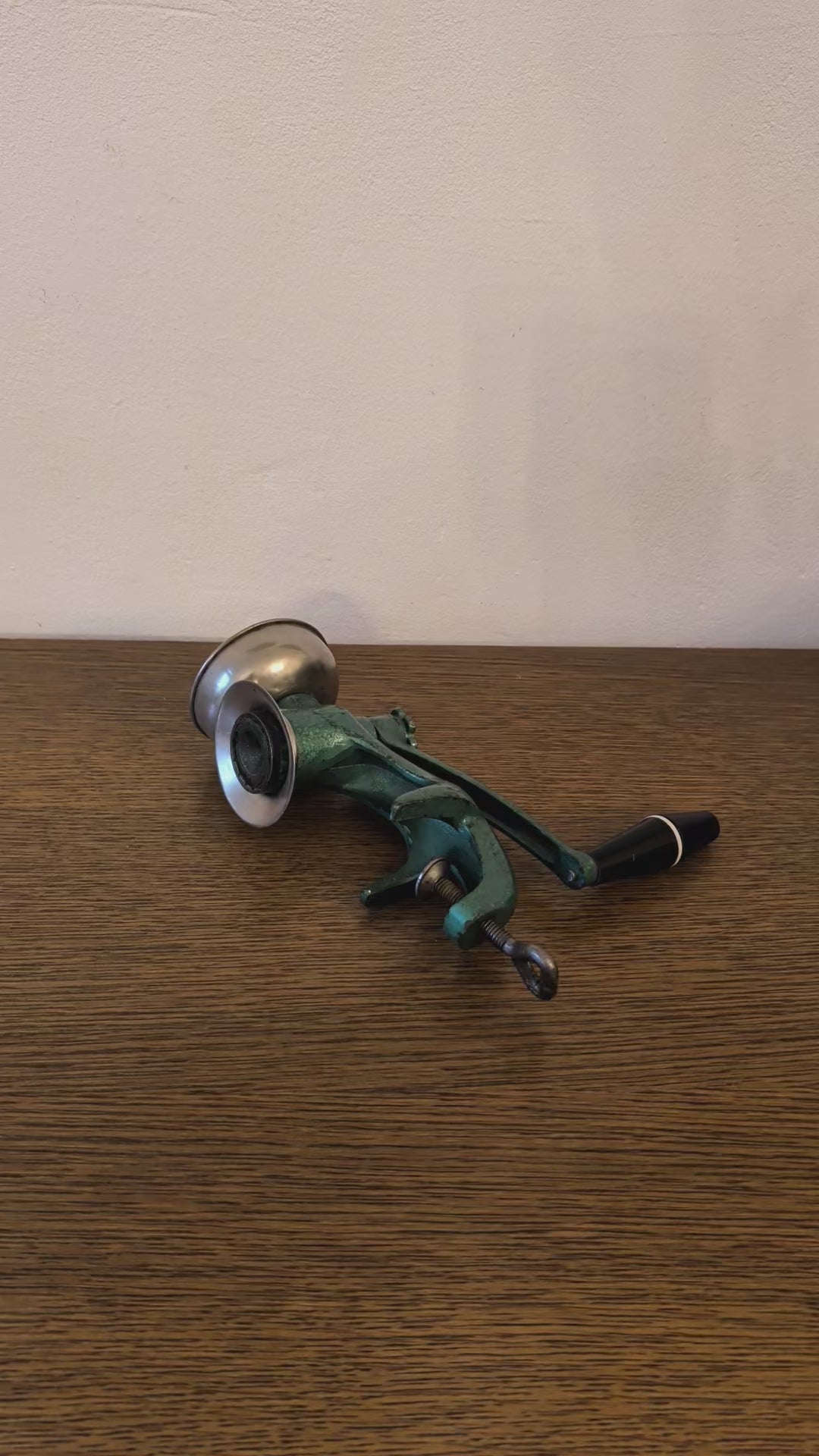 Grüne Vintage Mohnmühle aus Gusseisen mit Handkurbel und Tischklemme, Gesamtansicht, Video.