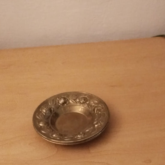 Messingschalen, Rosen-Reliefrand, unterschiedliche Patina, Vintage Österreich. Video.