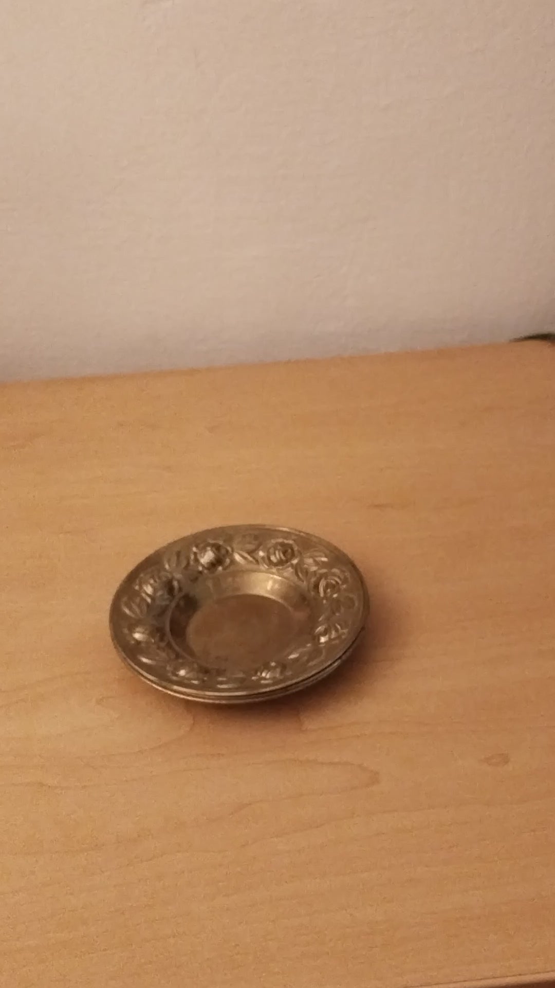 Messingschalen, Rosen-Reliefrand, unterschiedliche Patina, Vintage Österreich. Video.