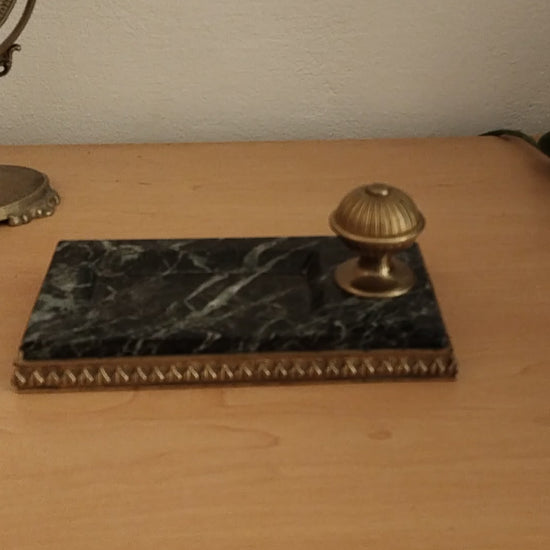 Vintage Schreibtischablage aus Verde Alpi Marmor mit Ormolu-Basis und abnehmbarem Messingknauf,  Video.