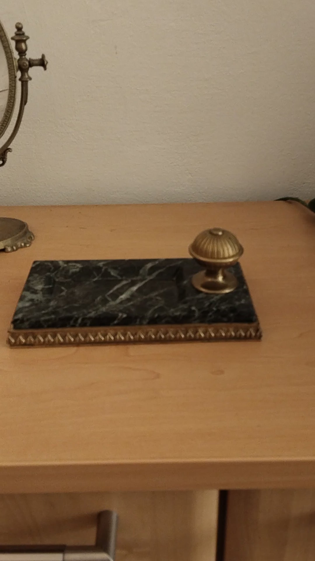 Vintage Schreibtischablage aus Verde Alpi Marmor mit Ormolu-Basis und abnehmbarem Messingknauf,  Video.