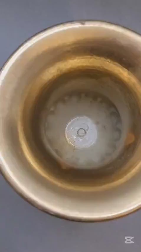 Video: Gerippte Metallvase mit Patina im wechselnden Licht