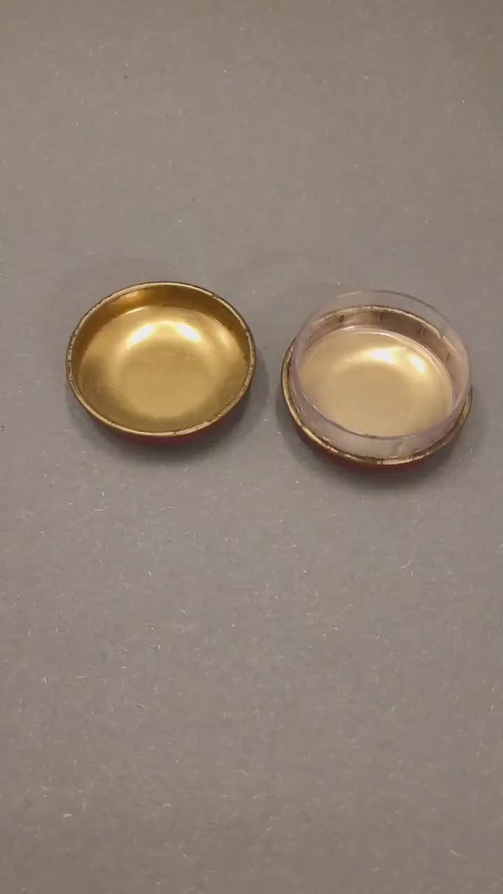 Video: Winzige Vintage-Blechdose in der Handfläche