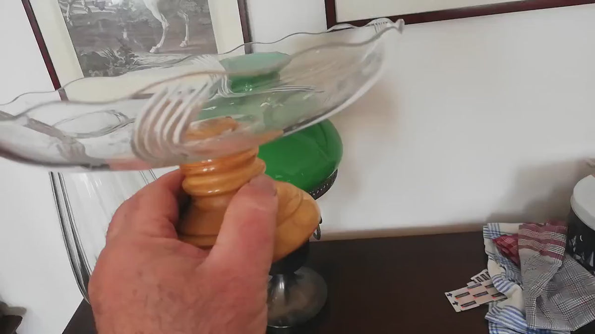 Video: Vintage-Obstschale aus Glas auf Holzsockel