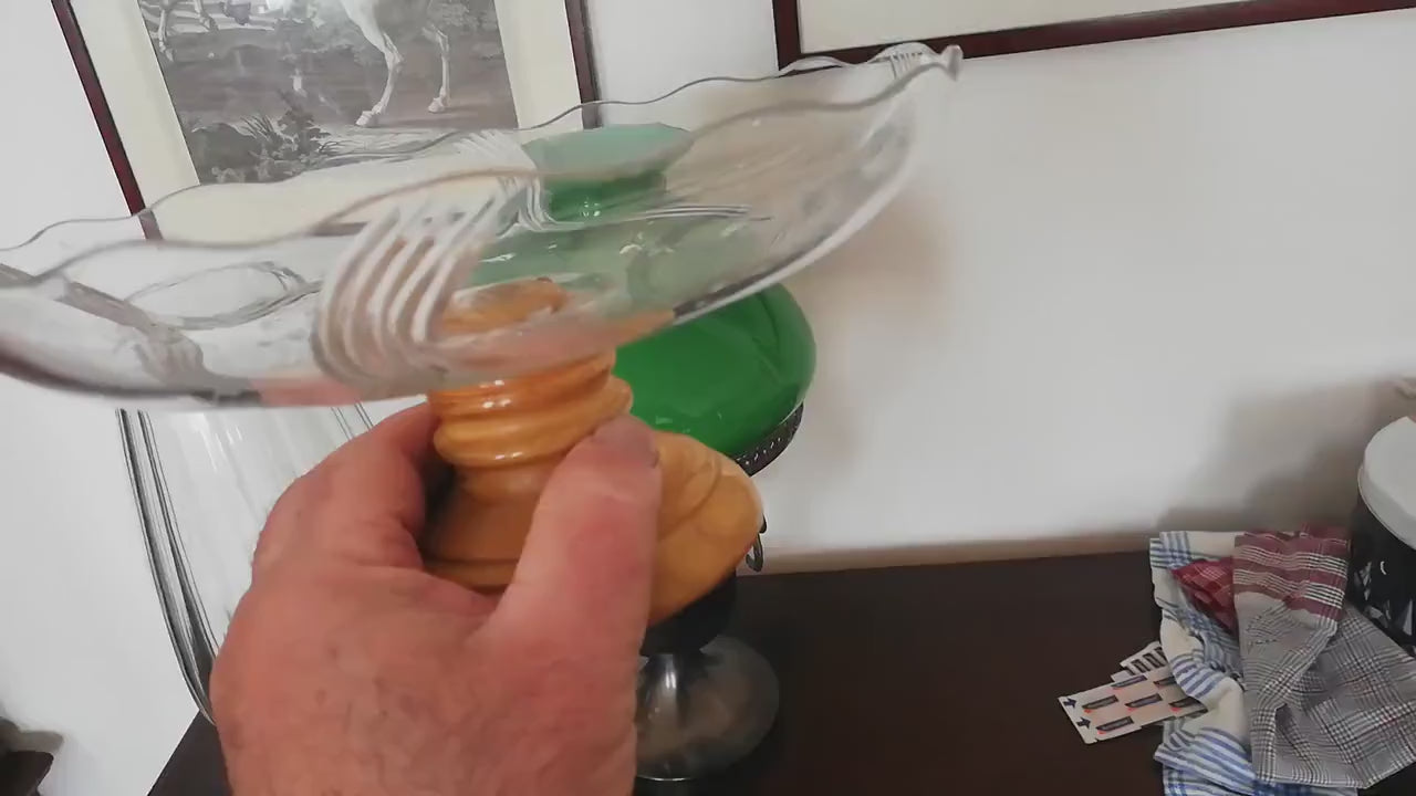Video: Vintage-Obstschale aus Glas auf Holzsockel