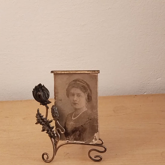 Antiker Jugendstil Bilderrahmen aus Messing mit typisch floralen Ornamenten. Video