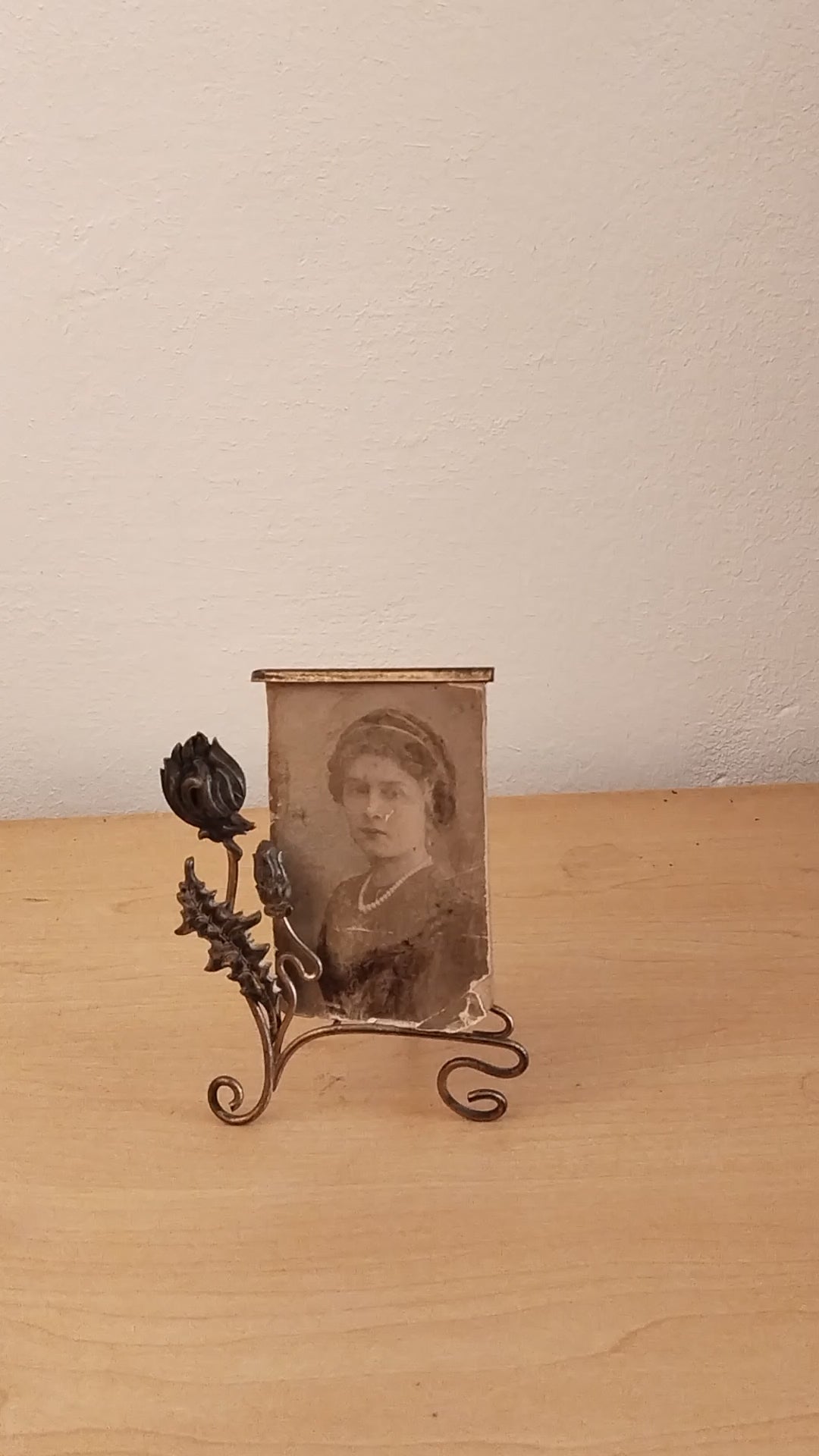 Antiker Jugendstil Bilderrahmen aus Messing mit typisch floralen Ornamenten. Video