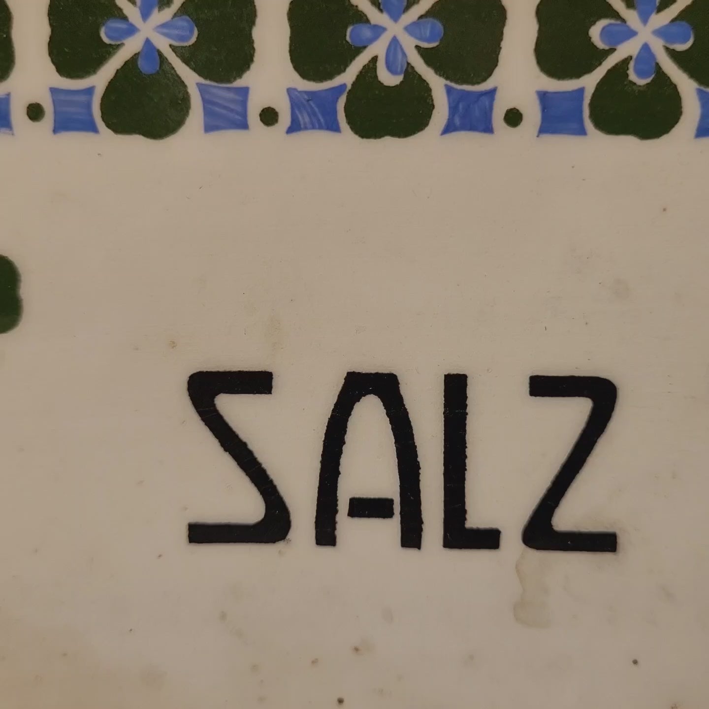 Antike Salzbox aus der Manufaktur Wilhelmsburg mit Kleeblatt. Video
