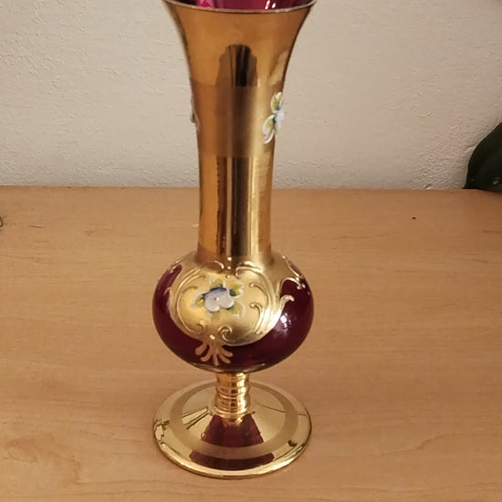 Böhmische Glasvase Rot-Gold, gestylt mit Perlenkette und Tannenzweig, Video.