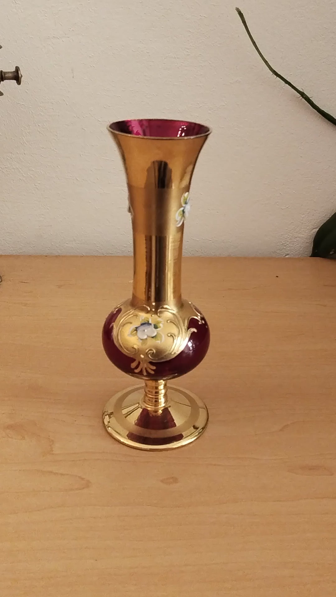 Böhmische Glasvase Rot-Gold, gestylt mit Perlenkette und Tannenzweig, Video.