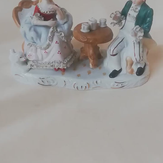 Video: Porzellangruppe Kavalier und Dame mit Teeservice rundum