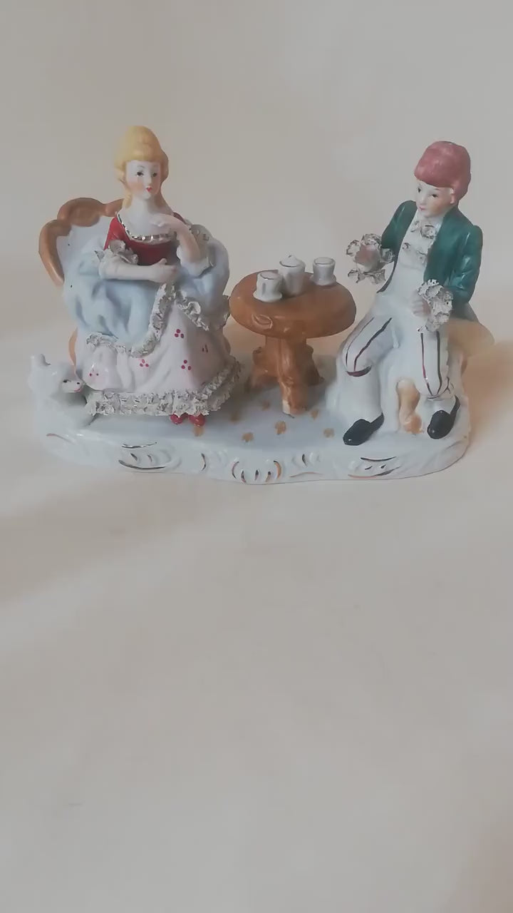 Video: Porzellangruppe Kavalier und Dame mit Teeservice rundum