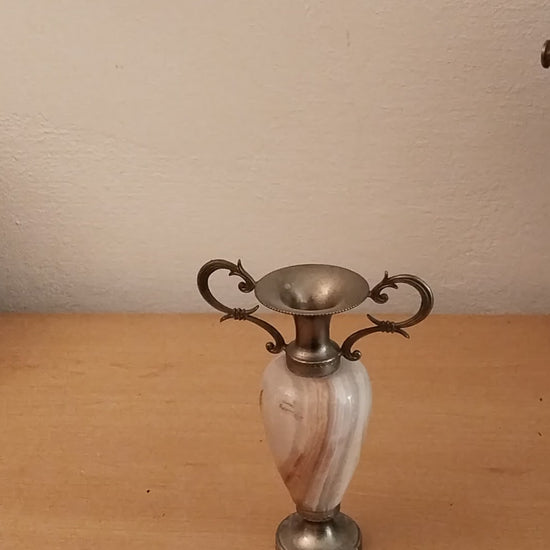 Vintage Onyx-Vase, Amphora-Form, versilberte Schwinghenkel. Video