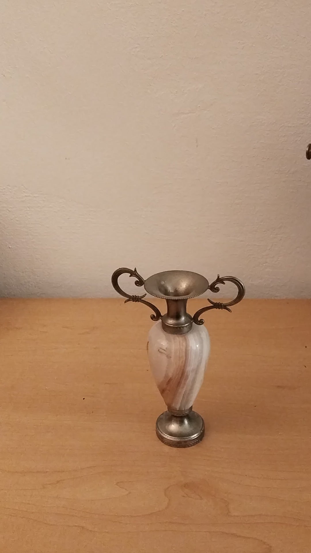 Vintage Onyx-Vase, Amphora-Form, versilberte Schwinghenkel. Video