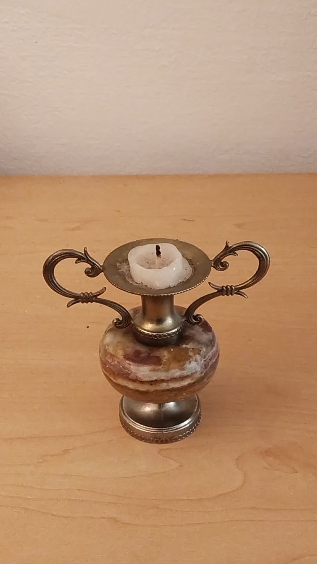 Vintage Onyx-Kerzenständer, Amphora-Form, Messinghenkel. Video.