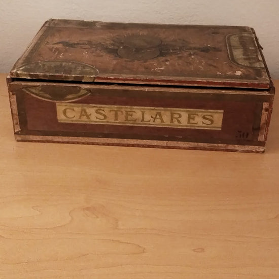Zigarrenkiste aus Holz mit farbiger Chromolithografie im Deckel, Video.