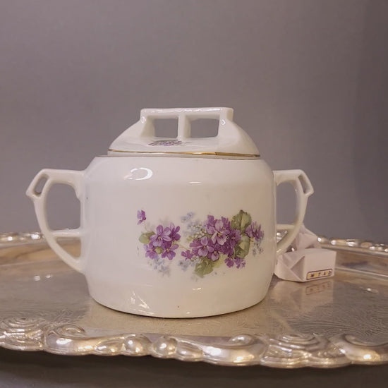 Porzellan-Zuckerdose mit violetten Blumen und zwei Henkeln, Video