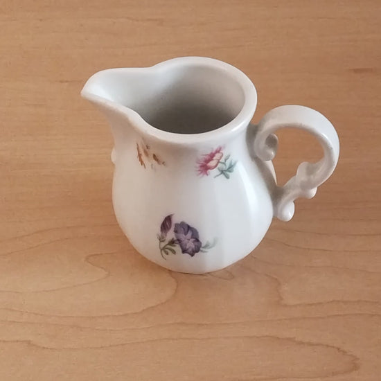 Video Vintage Milchkännchen aus weißem Porzellan mit bunten Blumenmotiven von Schönwald Germany.