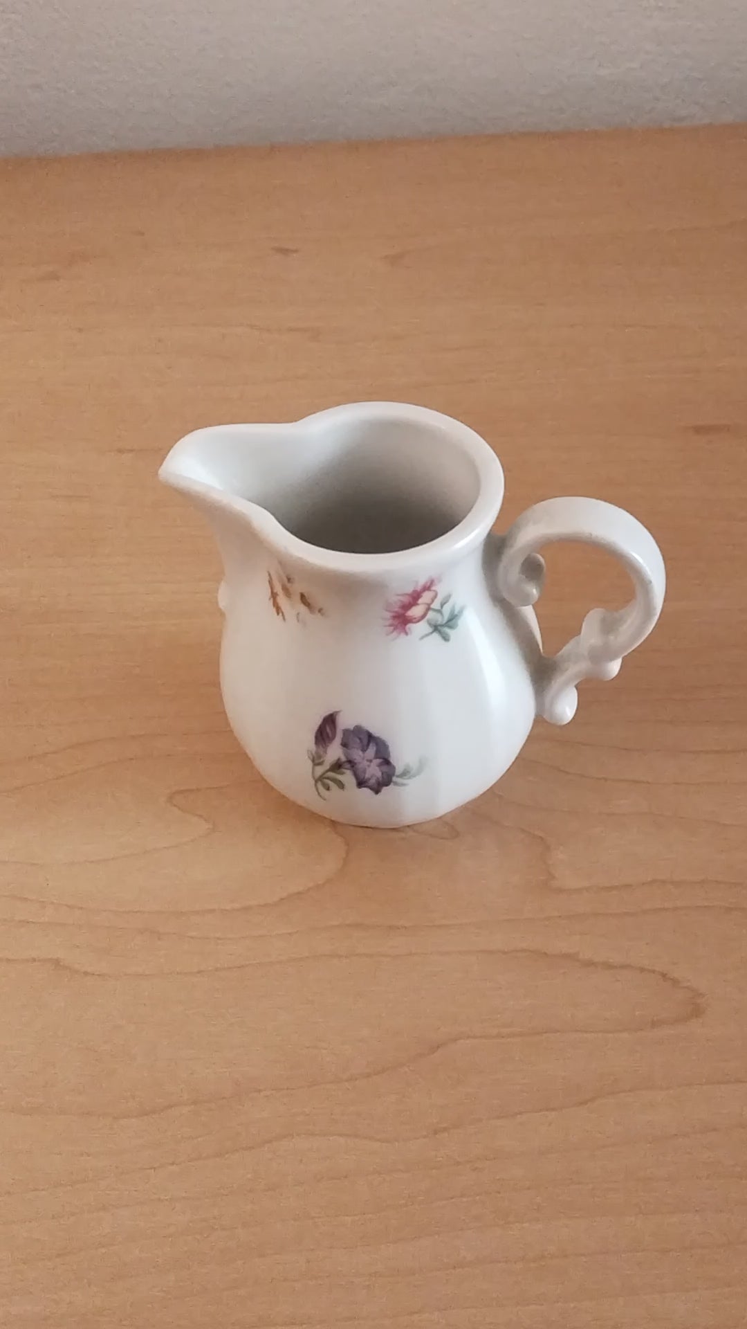 Video Vintage Milchkännchen aus weißem Porzellan mit bunten Blumenmotiven von Schönwald Germany.