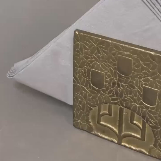Video: Messing-Serviettenhalter mit Baumrelief rundum gezeigt