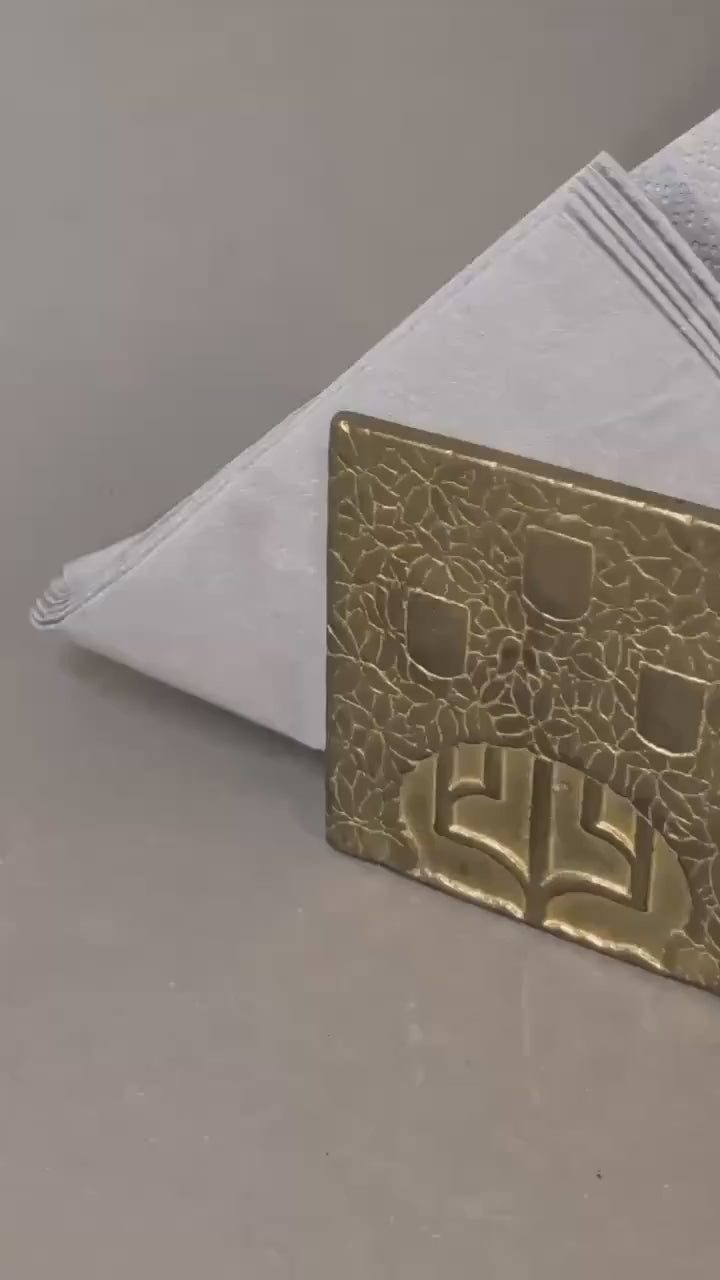 Video: Messing-Serviettenhalter mit Baumrelief rundum gezeigt