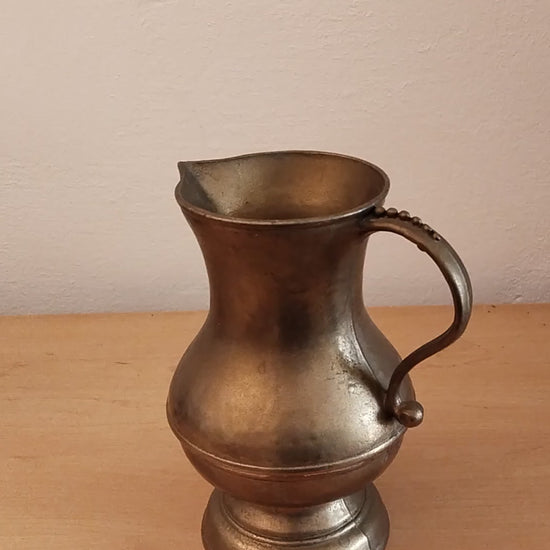 Messingkrugs mit  verziertem Henkel und die bauchige Form. Video