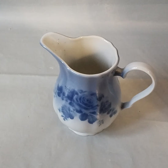 Blau-weißes Porzellan-Milchkännchen im skandinavischen Design., Video