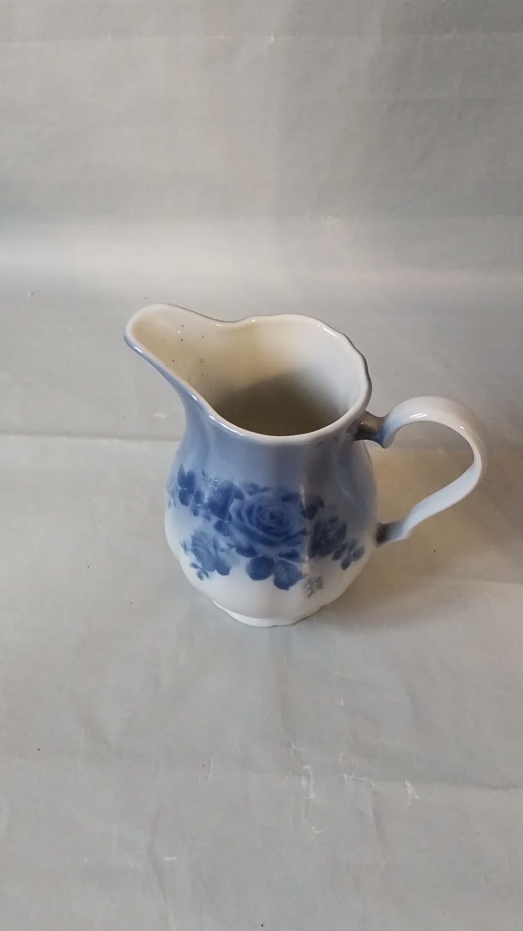 Blau-weißes Porzellan-Milchkännchen im skandinavischen Design., Video