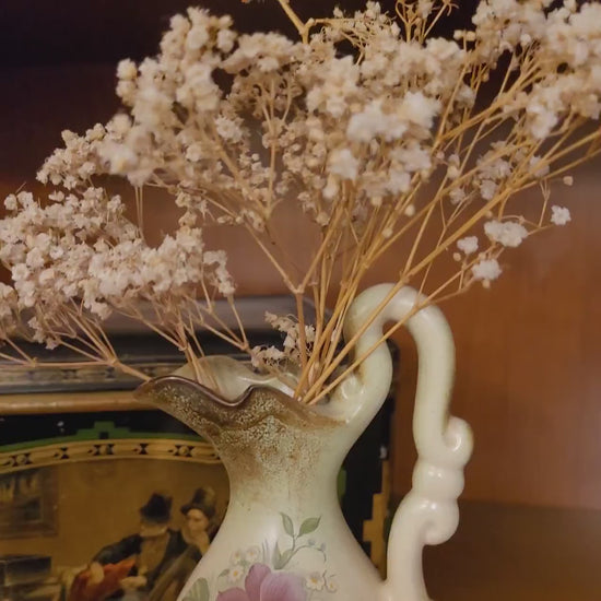 Video: Kleine Krugvase mit Henkel und Blumenmalerei rundum