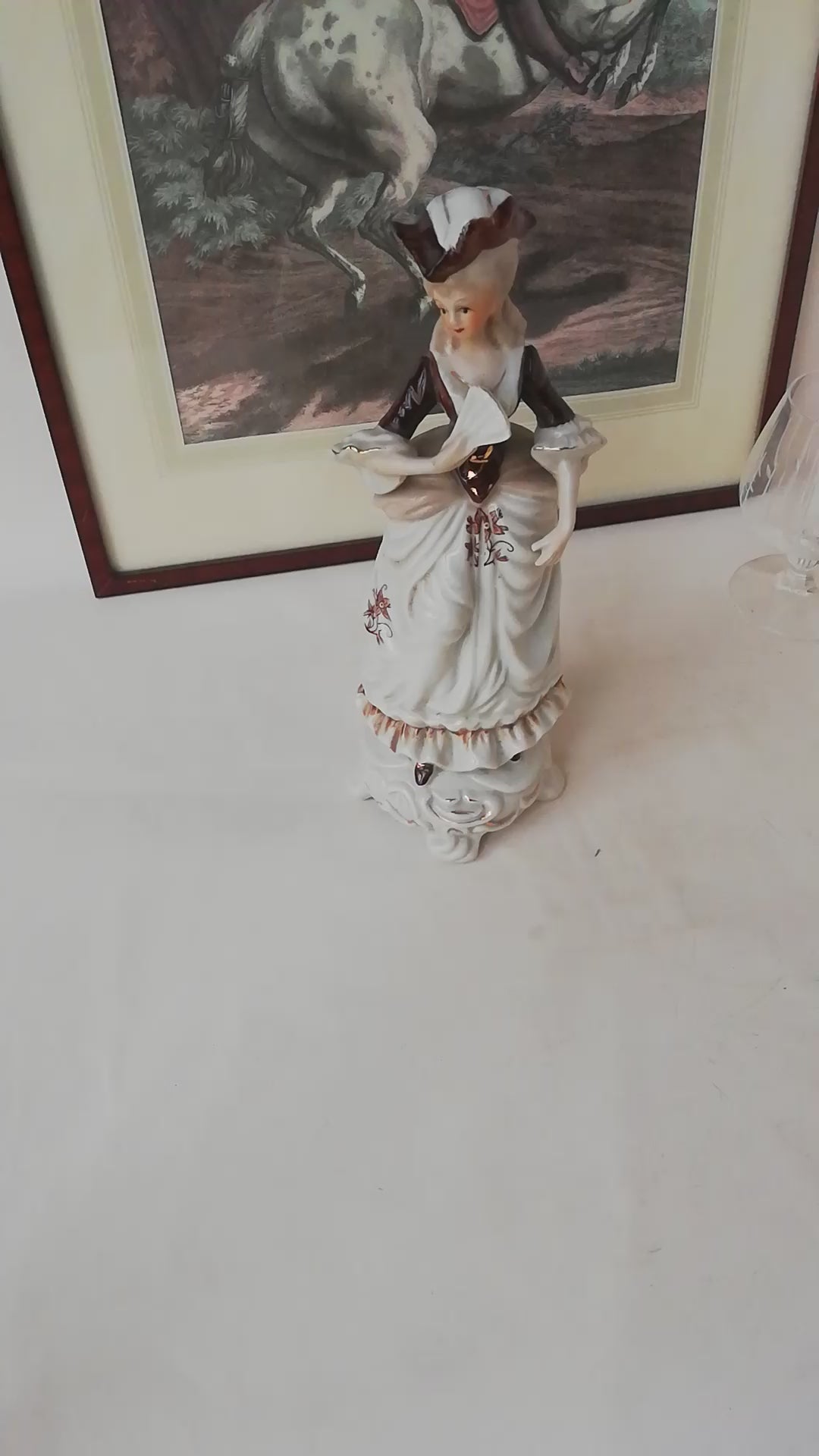 Porzellanfigur Rokoko Dame mit Fächer Vintage. video.