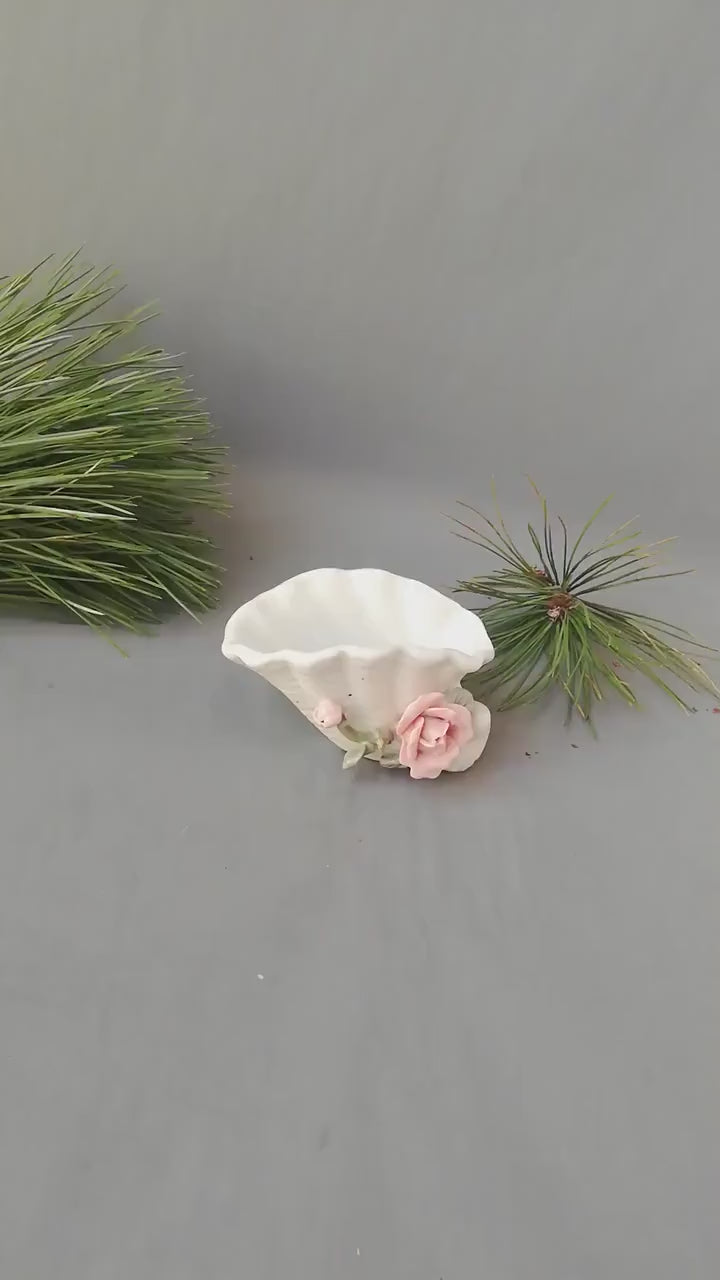 Video: Rosenverzierte Muschelschale aus Porzellan rundum