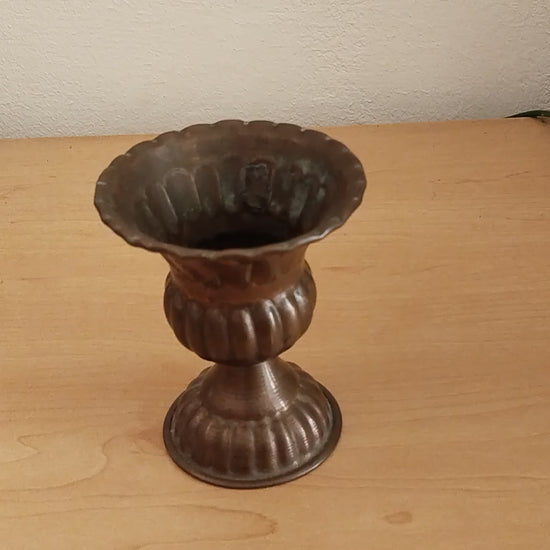 Vintage Kupfervase in Kelchform mit Wellenkragen und ornamentalem Standfuß, Gesamtansicht, osmanischer Stil, Österreich. Video.
