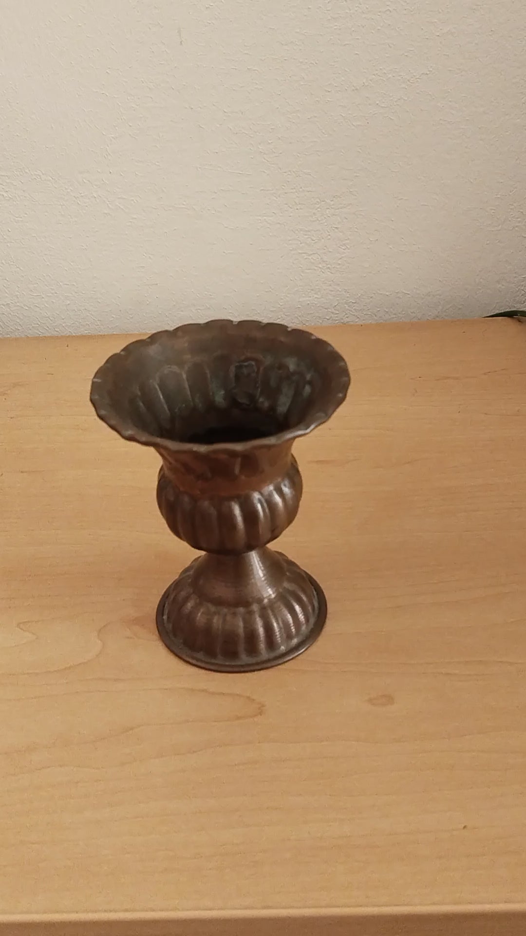 Vintage Kupfervase in Kelchform mit Wellenkragen und ornamentalem Standfuß, Gesamtansicht, osmanischer Stil, Österreich. Video.
