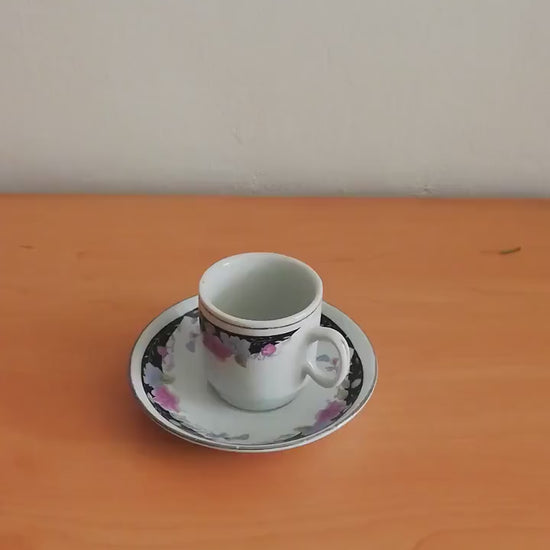 Sechsteiliges chinesisches Porzellan-Set mit bunten Blumenmotiven auf weißem Grund. Viswo.