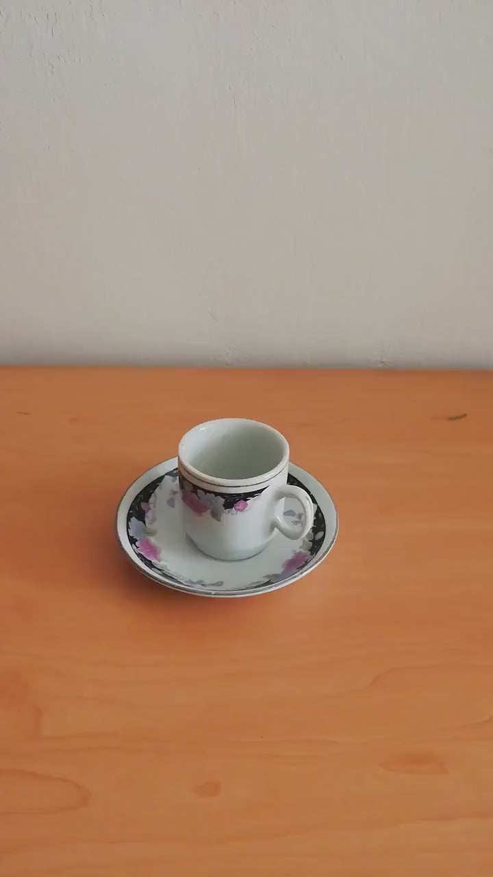 Sechsteiliges chinesisches Porzellan-Set mit bunten Blumenmotiven auf weißem Grund. Viswo.