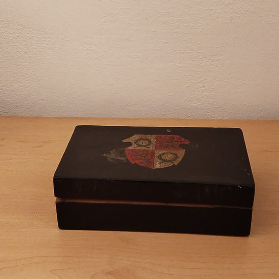 Handbemalte Wappen-Schatulle aus Holz, schwarz lackiert, Vintage Aufbewahrungsbox aus Österreich, Video.
