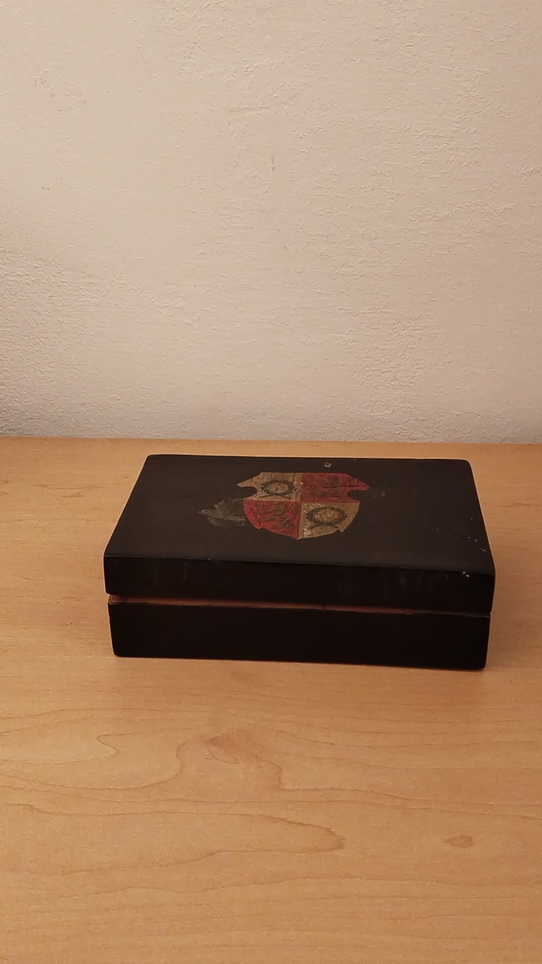 Handbemalte Wappen-Schatulle aus Holz, schwarz lackiert, Vintage Aufbewahrungsbox aus Österreich, Video.
