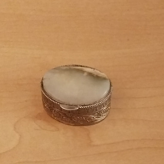 Miniatur-Schmuckdose aus vergoldetem Metall mit natürlichem Achatstein-Deckel. Video