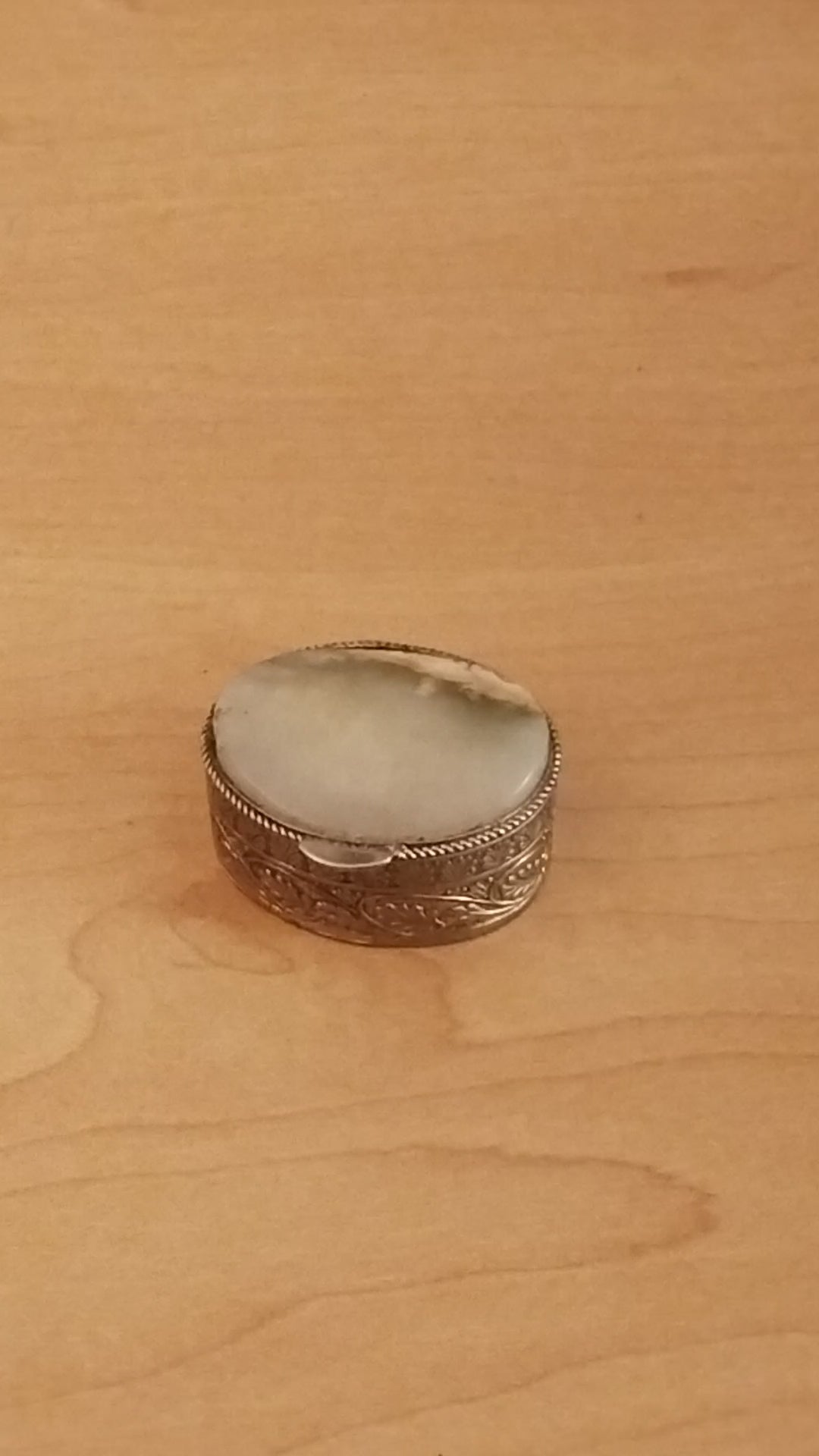 Miniatur-Schmuckdose aus vergoldetem Metall mit natürlichem Achatstein-Deckel. Video