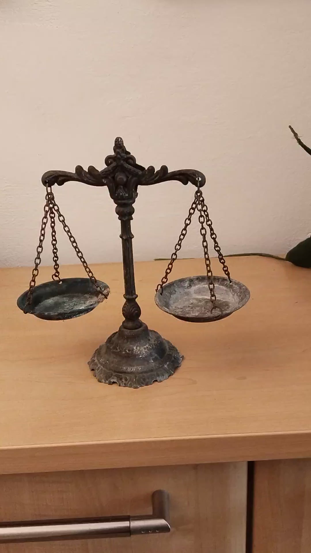 Antike Balkenwaage aus Gussmetall mit zwei Schalen an Eisenketten, Video.