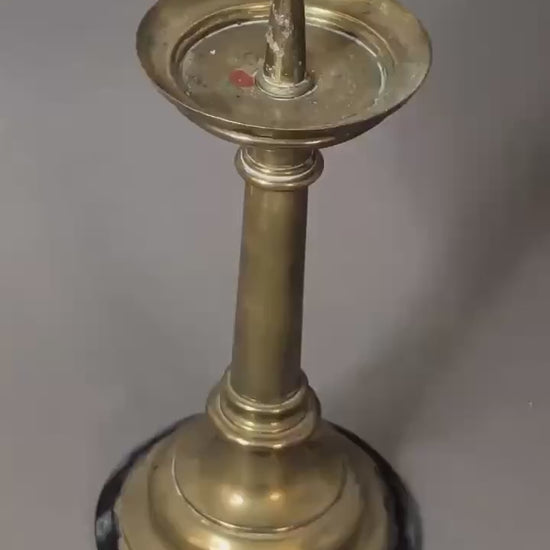 Alter Messing-Dornleuchter im neugotischen Stil, Video.