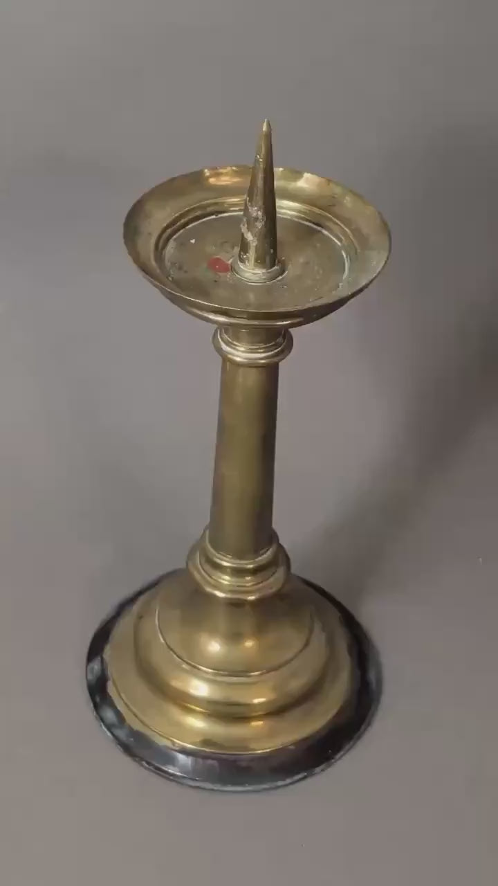 Alter Messing-Dornleuchter im neugotischen Stil, Video.
