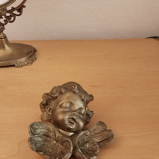 Vergoldetes Putto-Wandrelief. Video.