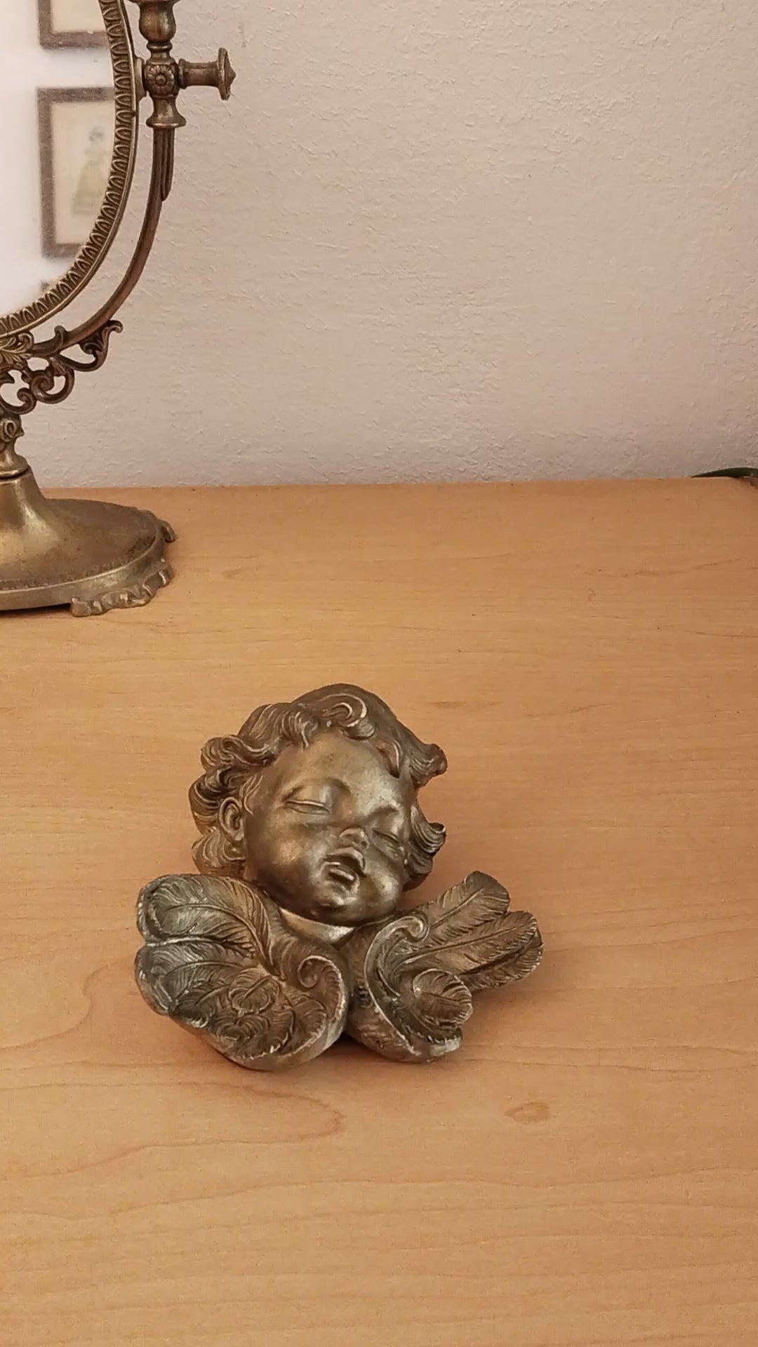 Vergoldetes Putto-Wandrelief. Video.