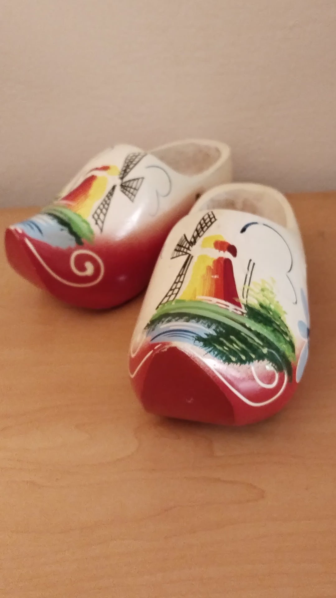 Handbemalte niederländische Holzschuhe Vintage. Video.