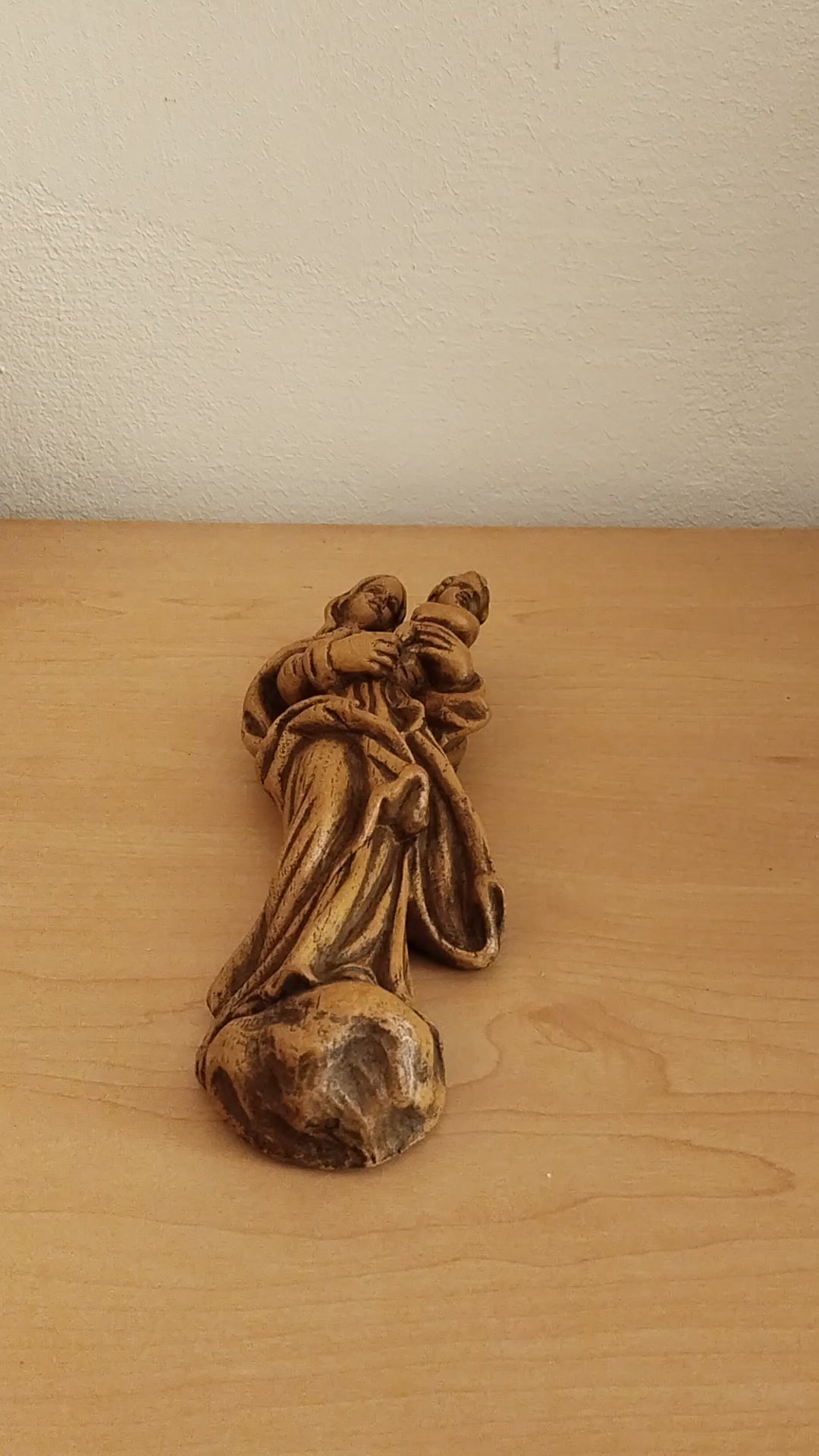 Handgeschnitzte Madonna mit Kind, Holzfigur 1954. Video